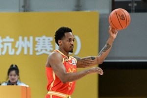 效率低！小巴里-布朗连失绝杀三分 29中8拿25分&amp;三分16中4